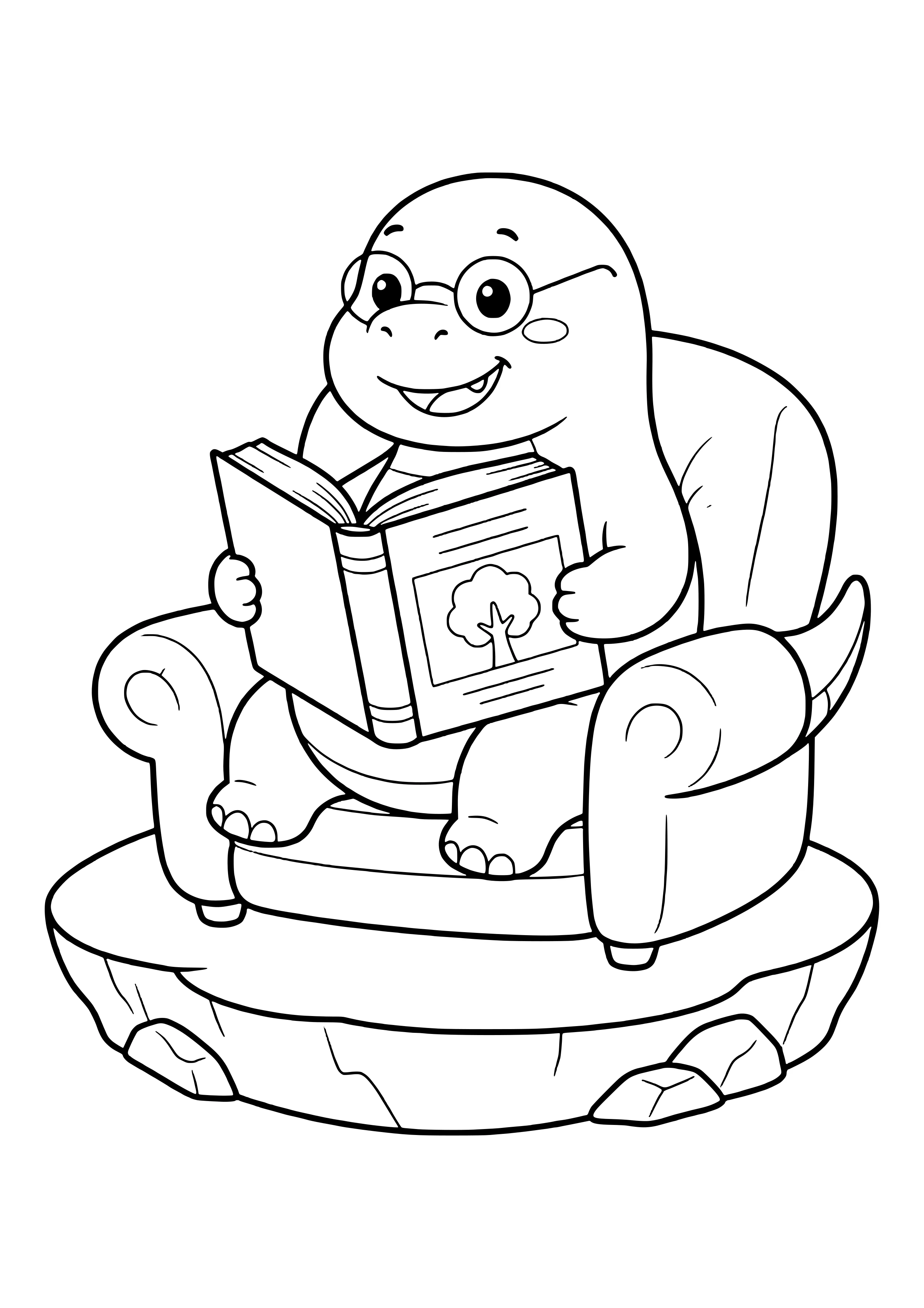 Dino mit runder Brille sitzt in einem Sessel und liest ein großes Buch – Ausmalbild zum Ausdrucken